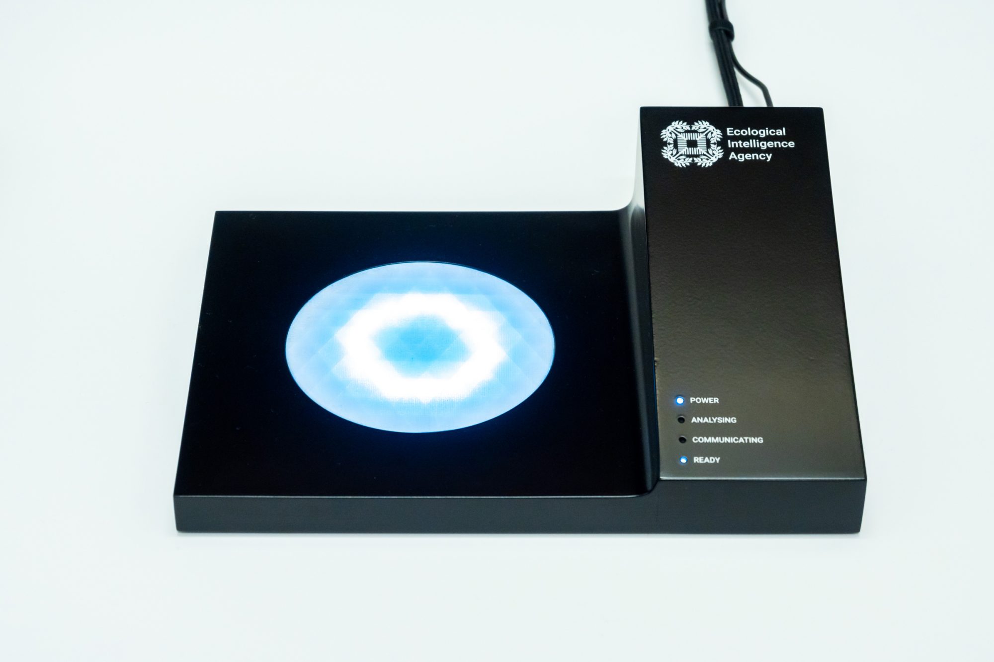 空のセンサ台。円形ディスプレイが幾何学模様を描く。写真:Superflux