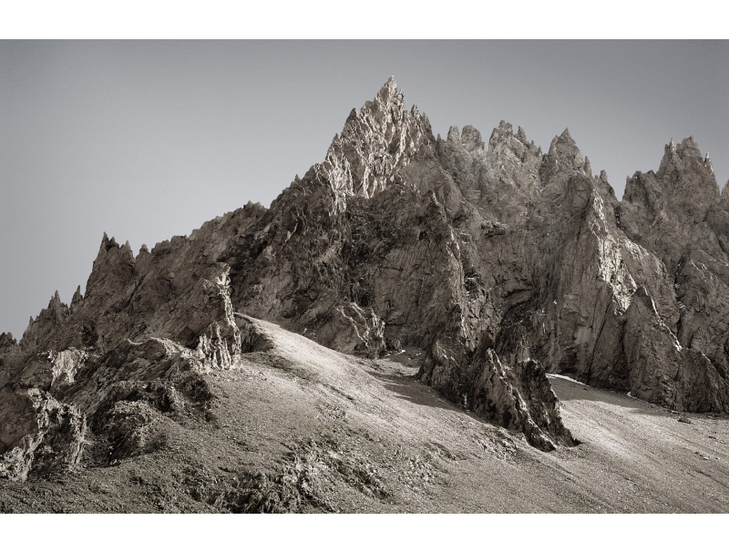 Featured image of post 山岳写真に刻まれた株価の変動 ― Michael Najjar「High Altitude」